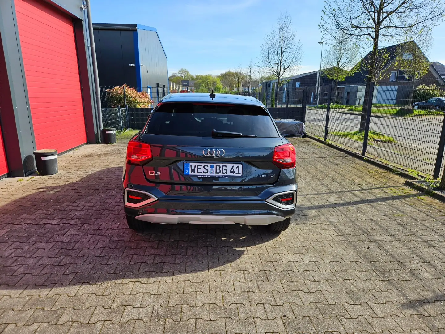 Garagenhof, davor unser neuer Audi Q2 Automatik